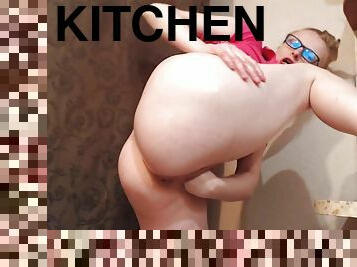 While she was in the kitchen, she got a big urge to masturbate