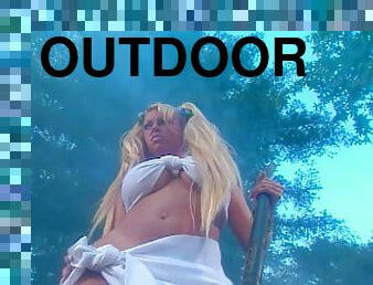 Outdoors lesbian threesome between pornstar Jenna Jameson and 2 babes