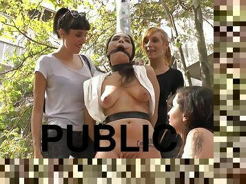 al-aire-libre, público, babes, hardcore, sadomasoquismo, cámara, sexo-en-grupo, voyeur, esclava, follando-fucking