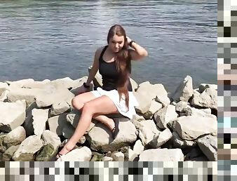 Die nackte Geliebte Bruada neckt mich am Strand und öffnet ihre Muschi