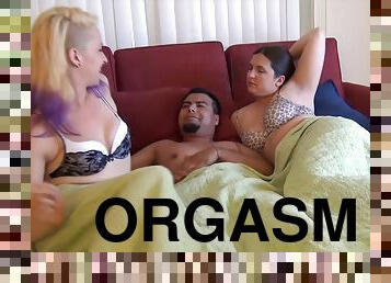 Bisexuall threesome with horny girls gives the best orgasm ever
