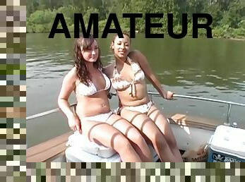 en-plein-air, amateur, lesbienne, ados, jeune-18, coquine, bikini, yacht, bateau