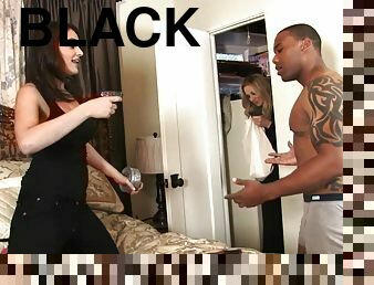 Black dude ramms and slamms this horny round ass bitch