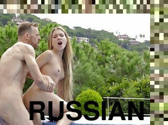 en-plein-air, chatte-pussy, russe, fellation, jeune-18, européenne, euro, naturel, américaine, piscine