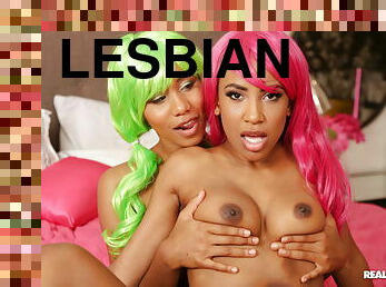 Colorful Contrasst: kinky exotic lesbians Jenna Foxx, Demi Sutra make out