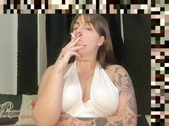 Joven tetona sexy fuma para ti