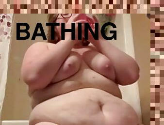 BBW Scarlett Grace masturbates in the bathroom