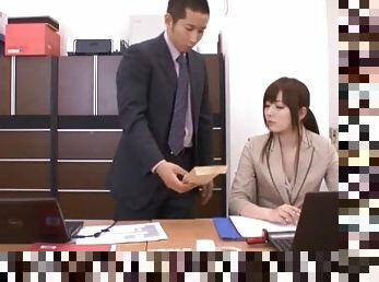 Yuu Asakura Gets a Hot Day at the Office