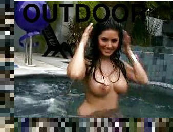 Latina Sunny Leone Gets In The Pool To Play With Her Big Tits and Pussy