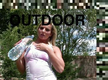 Anetta uses a bottle as a sex toy in outdoor solo clip