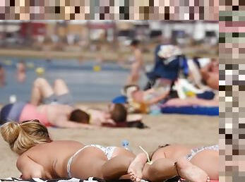 Strapless bikini girl shows her tits at the beach
