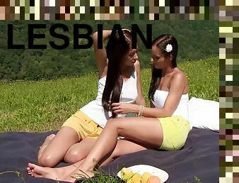 en-plein-air, chatte-pussy, babes, lesbienne, doigtage, naturel, petits-seins