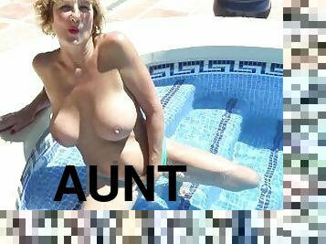 gros-nichons, vieux, en-plein-air, mature, milf, tante, blonde, britannique, piscine, plus-agée