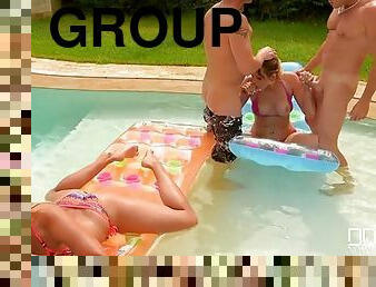 en-plein-air, anal, ados, sexe-de-groupe, salope, sur-le-visage, horny, blonde, piscine, humide