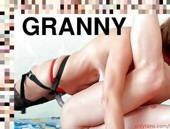 maman-et-garçon, vieux, gode-ceinture, anal, ejaculation-sur-le-corps, granny, jouet, maman, massage, ejaculation-interne