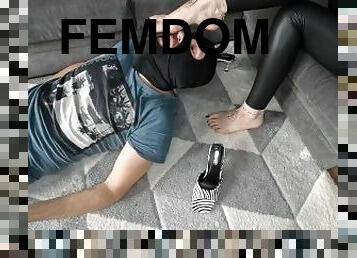 Mistress in leggings got her feet worshiped by her slave