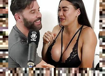 PAME POMBO JUEGA PIEDRA PAPEL O TIJERA CON ELO PODCAST