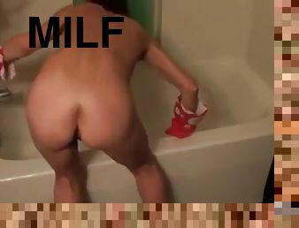 Hot Butt Nude Tinny Milf Cleaning Home Bath Tub