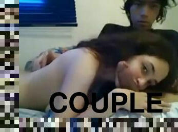 A 18 ans, ce jeune couple sexhibe deja en webcam