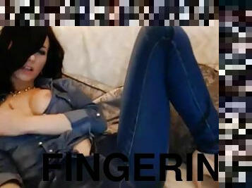 Brunette Fingering on cam