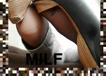 milf, massage, américaine, fétiche, branlette-avec-les-pieds, femme-dominatrice, géant, en-nylon