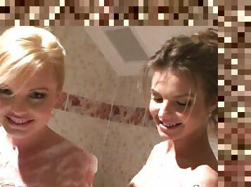 Two gorgeous babes Silvia Saint and Zuzana taking bath