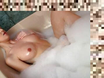 A Hot Bath With An Irresistibly Hot Teen