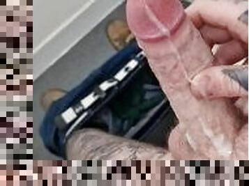 masturbation, public, amateur, ejaculation-sur-le-corps, énorme-bite, toilette, solo, tatouage, bite