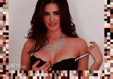 Popular porn girl Sunny Leone stuns in lingerie
