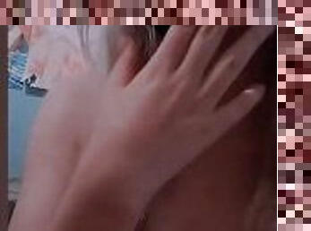 Tetona simula mamada con los dedos