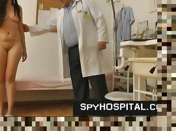 Curvy amateur gets a gynecological exam