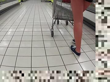 Cute babe gets secretly filmed in the grocery store