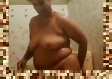 Desi aunty spied while washing her chubby body