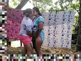 lesbiana excitada le es infiel a su novia con la mejor amiga culona en el patio de la casa