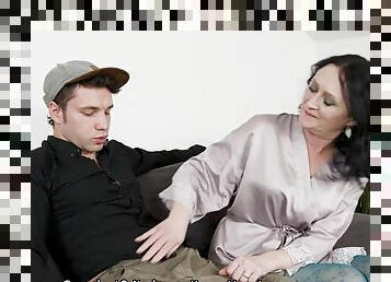 Fatty mature is quickly banged by inept boy on the grey couch