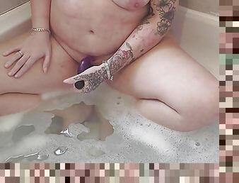 MILF Fucking herself in the bath