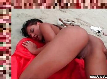 Latina girl gets a hot rimjob on the beach