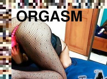 Las nalgas de la sexy reno se contraen fuertemente durante el orgasmo