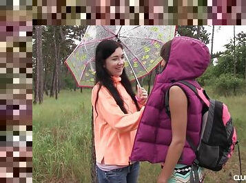 Lesbian couple doen't mind the rain for having an orgasm outdoors