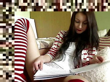 Brunette teen fingering and vibrate her sweet pussy to orgasm on webcam.