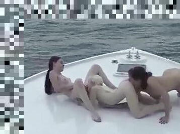 en-plein-air, chatte-pussy, lesbienne, ados, doigtage, trio, blonde, brunette, bateau