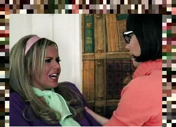 Velma Goes Down On Daphne And Viceversa in Lesbian Parody Porn Vid