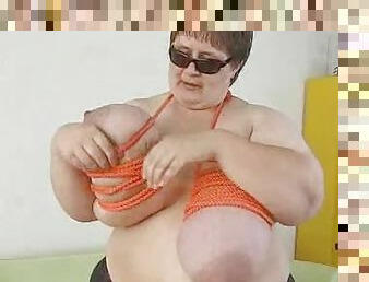 Super fat bitch in sunglasses ties up her tits
