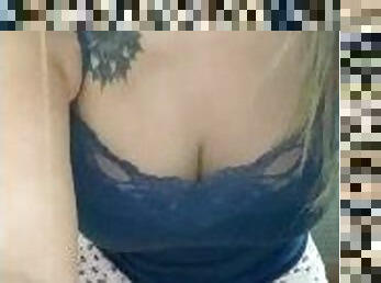 Katy Kampa casada hotwife dançando de mini shorts sexy na webcam