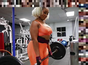 Curly ebony suits her need for sex at the gym