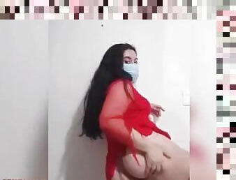 Yo me disfrazo de una diablita sexy muentras me masturbó