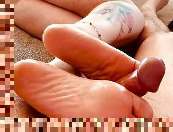 giclée, femme, amateur, allemand, branlette, massage, pieds, fétiche, branlette-avec-les-pieds, tatouage