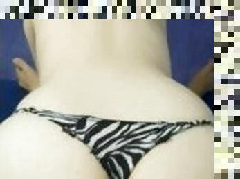 Me follo a esta nalgona y le pongo la tanga en la boca hasta que me hace venirme a chorros con la bo