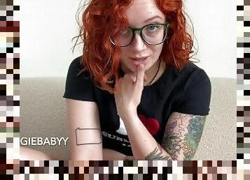 lunettes, gode-ceinture, amateur, maman, rousse, sale, tabou, femme-dominatrice, tatouage, légume