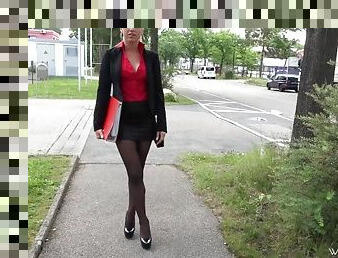 Mein junger Azubi fickt mich nach der Arbeit! Public MILF Sex  DAYNIA